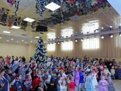 Яркий утренник для детей сотрудников ООО «Ника-Петротэк» прошел в Семилукском РДК