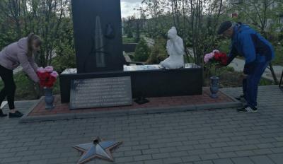 Заводчане семилукского подразделения ООО «Ника-Петротэк» возложили цветы к памятнику воинам-интернационалистам