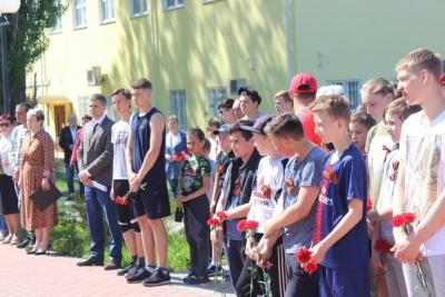 ООО «Ника-Петротэк» приняли участие в забеге и возложили венок у «Памятника погибшим воинам-огнеупорщикам»