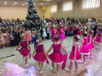 Детвора получила фейерверк эмоций на новогоднем шоу от «Ники-Петротэк»