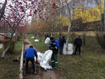 Сотрудники «Ники-Петротэк» вышли на уборку улиц любимого города