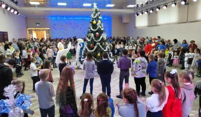 Яркий утренник для детей сотрудников ООО «НИКА-ПетроТэк» прошел в Семилукском Дворце культуры