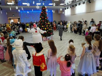 Новогодний утренник в районном Дворце культуры посетили сотрудники компании «НИКА»