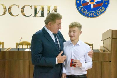 Воспитанника семилукской футбольной команды «Ника» наградили медалью МЧС России