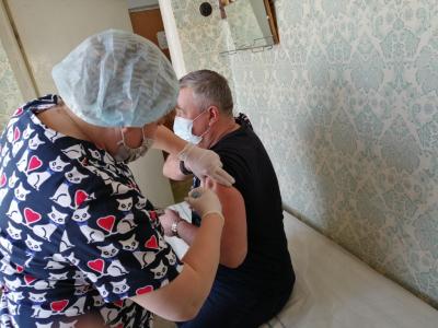РАБОТНИКИ «НИКА-ПЕТРОТЭК» В СЕМИЛУКАХ ОТВЕТСТВЕННО ПОДХОДЯТ К ВАКЦИНАЦИИ ОТ КОРОНАВИРУСА
