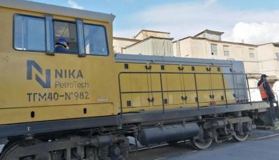 На участке железнодорожного транспорта отдела логистики в ООО «Ника-Петротэк» проходит ремонт путей и тепловозов.