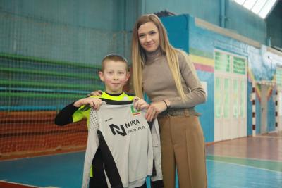 «Ника-Петротэк» вручила новую спортивную форму юным футболистам и борцам