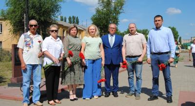 В День памяти и скорби сотрудники семилукского обособленного подразделения ООО «НИКА-ПЕТРОТЭК» возложили цветы к памятным местам