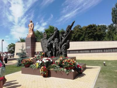 ООО «Ника-Петротэк» помогло установить памятник героине ВОВ Прасковье Щеголевой