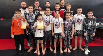 Команда Fight Baza привезла с турнира по грэпплингу пять золотых и три серебряные медали